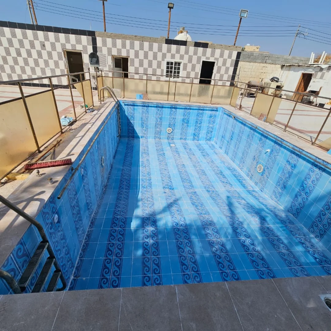 مسبح فاخر مع إطلالة على البحر