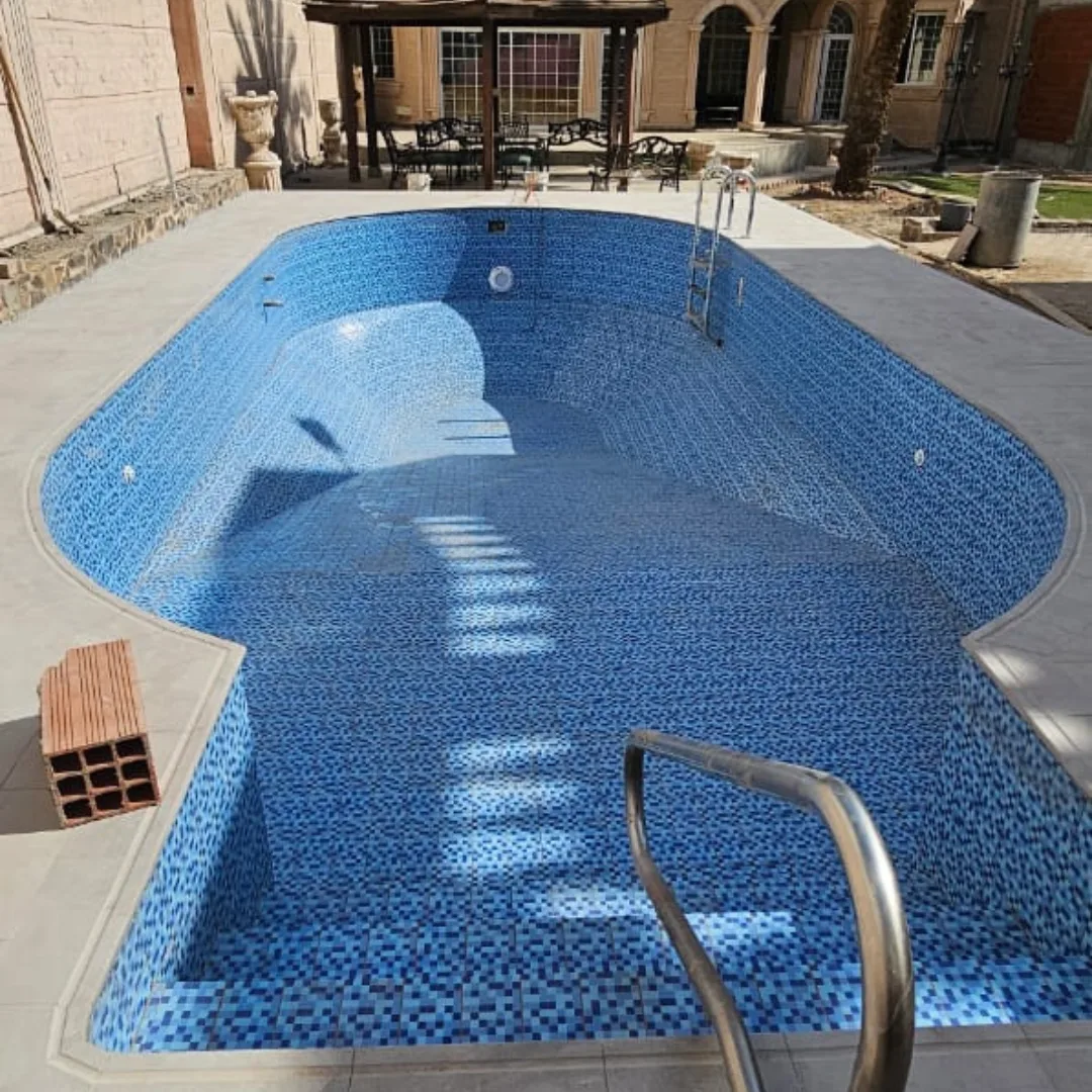 مسبح للسباحة في مركز لياقة بدنية